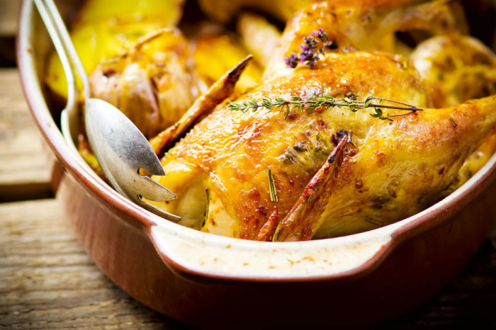 Il pollo al forno con patate - Come cucinare la ricetta della nonna